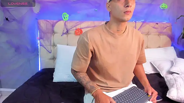 Snapshot of Damian23__ chatting on 10/07/25, 10:56 Damian23 online show from 10/07/25, 10:56