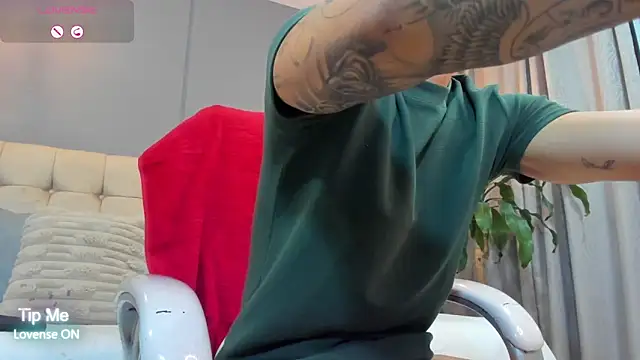 Snapshot of Damian23__ chatting on 10/14/25, 10:16 Damian23 online show from 10/14/25, 10:16