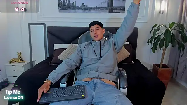 Snapshot of Damian23__ chatting on 11/05/25, 12:16 Damian23 online show from 11/05/25, 12:16