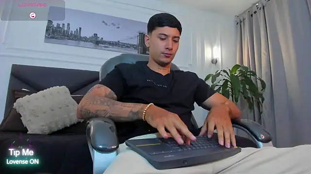 Snapshot of Damian23__ chatting on 11/06/25, 10:16 Damian23 online show from 11/06/25, 10:16