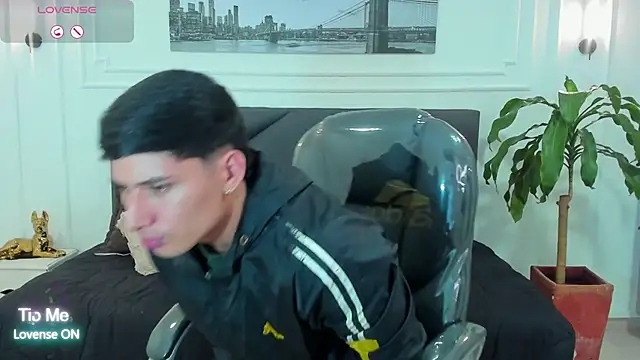 Snapshot of Damian23__ chatting on 11/10/25, 12:37 Damian23 online show from 11/10/25, 12:37