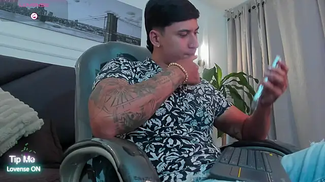 Snapshot of Damian23__ chatting on 11/11/25, 11:54 Damian23 online show from 11/11/25, 11:54