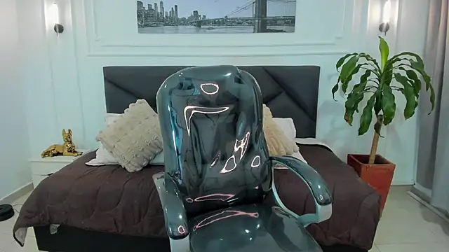 Snapshot of Damian23__ chatting on 11/18/25, 11:03 Damian23 online show from 11/18/25, 11:03