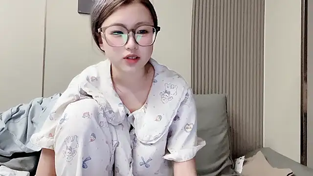 Snapshot of MM_YY_SS chatting on 10/21/25, 10:05 MM YY SS online show from 10/21/25, 10:05