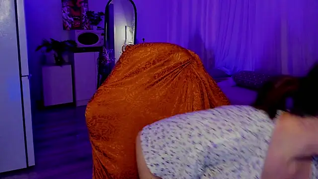 Snapshot of annallurings chatting on 11/15/25, 11:10 annallurings online show from 11/15/25, 11:10