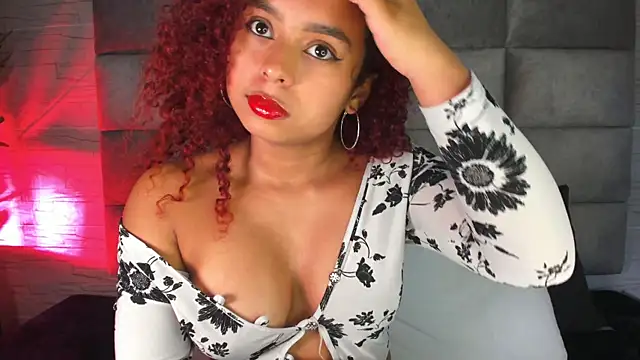 Snapshot of lara_jones_ chatting on 02/18/25, 03:42 lara jones online show from 02/18/25, 03:42