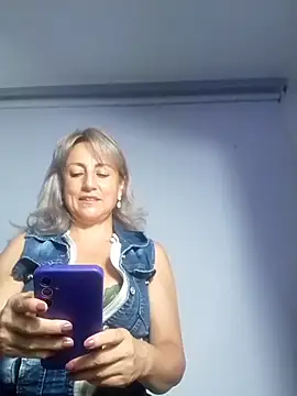 Snapshot of almaluna7 chatting on 10/19/25, 12:11 almaluna7 online show from 10/19/25, 12:11