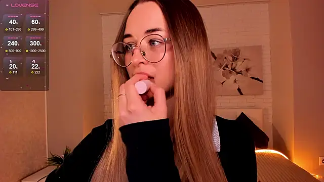 Tiffanyhunt online show from 11/10/25, 01:10