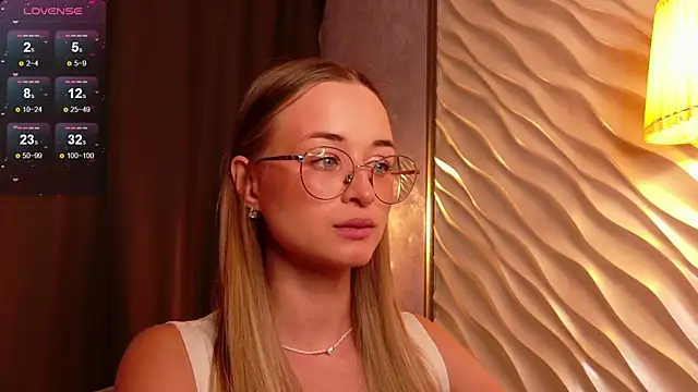 Tiffanyhunt online show from 11/19/25, 01:22