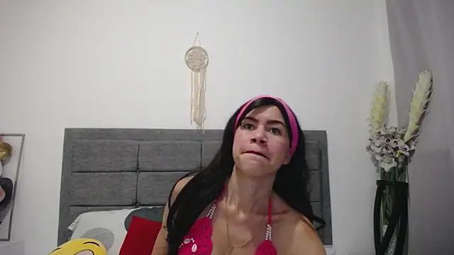 Snapshot of Vicky_Love_ chatting on 02/20/25, 10:48 Vicky Love online show from 02/20/25, 10:48