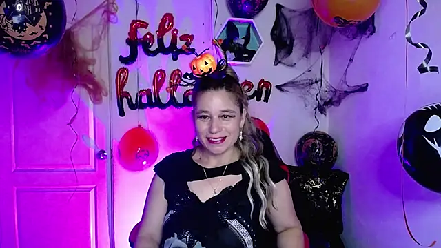 Snapshot of AuroraRojas chatting on 10/21/25, 02:34 AuroraRojas online show from 10/21/25, 02:34