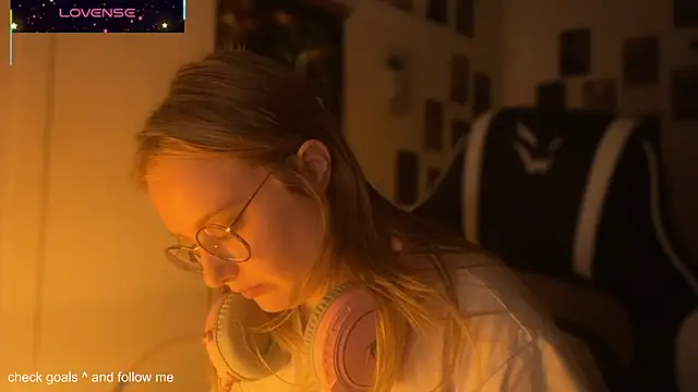 Snapshot of JacyWinslat chatting on 10/21/25, 04:41 JacyWinslat online show from 10/21/25, 04:41