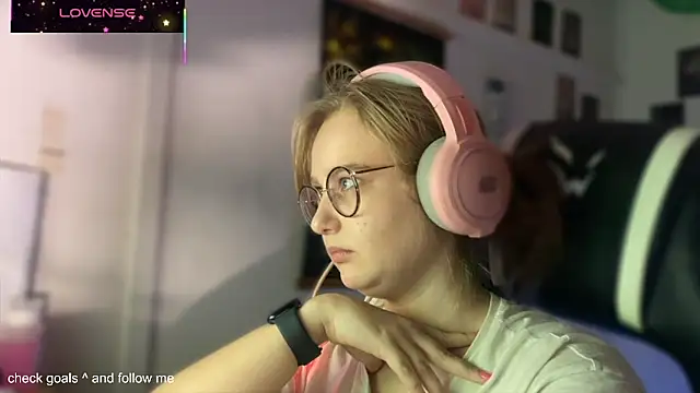 Snapshot of JacyWinslat chatting on 10/22/25, 06:07 JacyWinslat online show from 10/22/25, 06:07