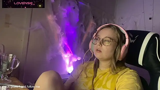 Snapshot of JacyWinslat chatting on 10/31/25, 08:43 JacyWinslat online show from 10/31/25, 08:43