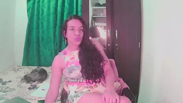 Snapshot of Oh_Tique chatting on 10/05/25, 04:49 Oh Tique online show from 10/05/25, 04:49