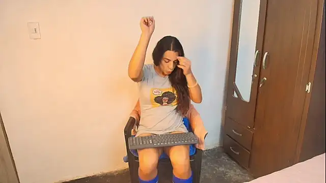 Snapshot of Oh_Tique chatting on 10/22/25, 06:51 Oh Tique online show from 10/22/25, 06:51