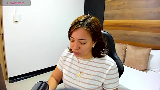 Snapshot of alma_fenix chatting on 09/23/25, 12:30 alma fenix online show from 09/23/25, 12:30