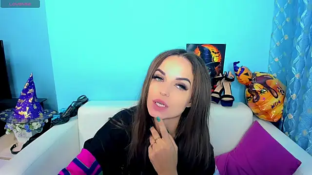 LindaaLu online show from 11/13/25, 03:05