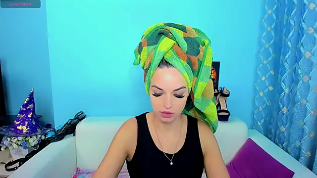 LindaaLu online show from 11/18/25, 03:01