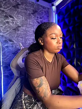 Snapshot of Melany_Williams chatting on 11/17/25, 01:17 Melany Williams online show from 11/17/25, 01:17