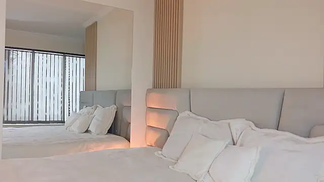 Zoe Benson online show from 10/20/25, 01:55