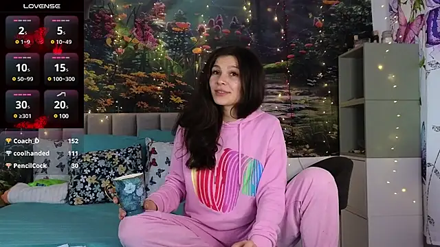 Snapshot of MadameDeFeu chatting on 12/27/24, 11:28 MadameDeFeu online show from 12/27/24, 11:28