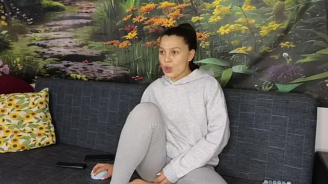 Snapshot of MadameDeFeu chatting on 10/08/25, 11:41 MadameDeFeu online show from 10/08/25, 11:41