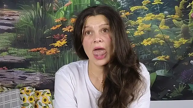 Snapshot of MadameDeFeu chatting on 10/25/25, 12:02 MadameDeFeu online show from 10/25/25, 12:02