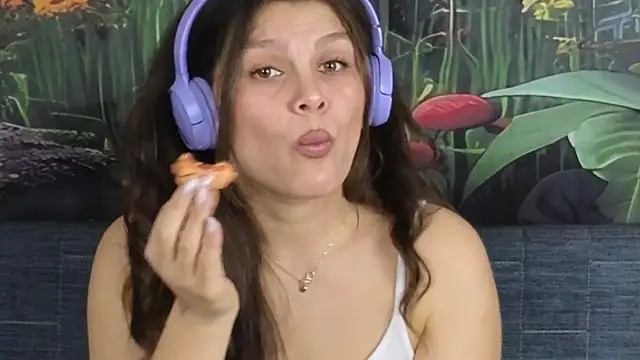 Snapshot of MadameDeFeu chatting on 11/14/25, 02:16 MadameDeFeu online show from 11/14/25, 02:16