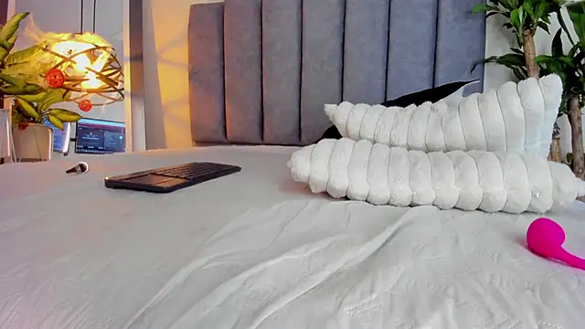 gabriela  gomez online show from 10/26/25, 02:23