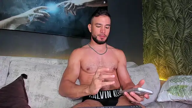 Snapshot of Crhis_N_Derek chatting on 01/16/25, 11:59 Crhis N Derek online show from 01/16/25, 11:59