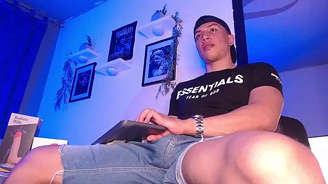 Snapshot of ThomsEvery_ chatting on 12/27/24, 01:11 ThomsEvery  online show from 12/27/24, 01:11