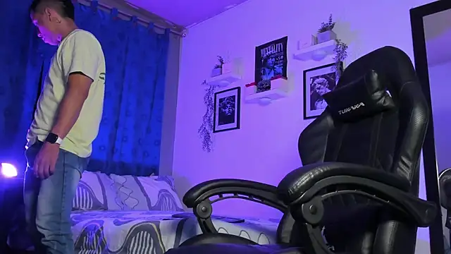 Snapshot of ThomsEvery_ chatting on 09/23/25, 02:47 ThomsEvery  online show from 09/23/25, 02:47