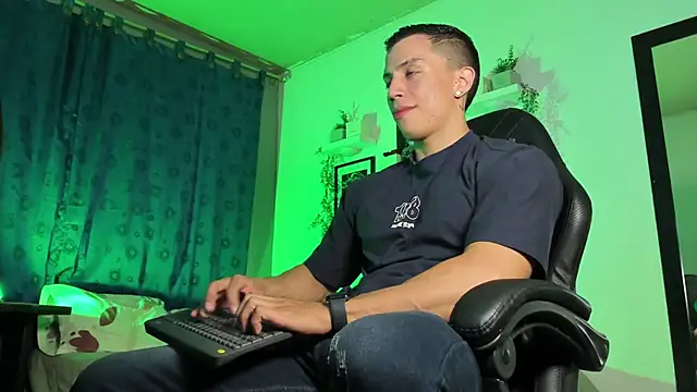 Snapshot of ThomsEvery_ chatting on 10/16/25, 01:06 ThomsEvery  online show from 10/16/25, 01:06