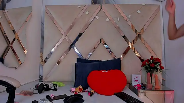 ninaht online show from 11/12/25, 08:52