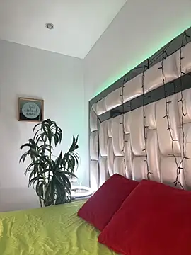 Snapshot of _ISABELLA_HOT_ chatting on 11/05/25, 12:16 ISABELLA HOT online show from 11/05/25, 12:16