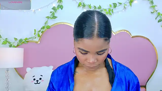 NahiaraReina online show from 11/15/25, 01:18