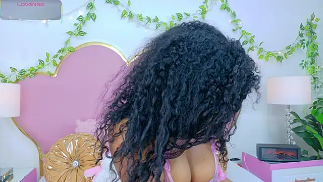 NahiaraReina online show from 11/19/25, 02:06