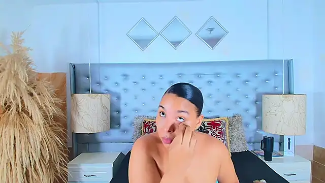 EileenBenzon online show from 11/08/25, 04:07