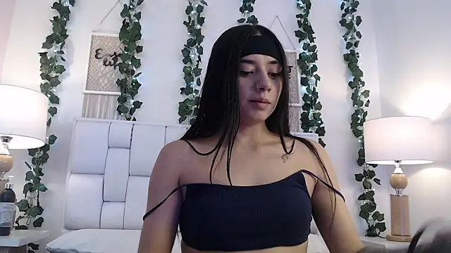 Snapshot of Kylie_golden chatting on 12/10/24, 11:11 Kylie golden online show from 12/10/24, 11:11