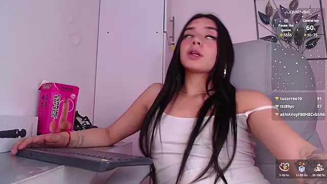 Snapshot of Kylie_golden chatting on 01/21/25, 06:02 Kylie golden online show from 01/21/25, 06:02