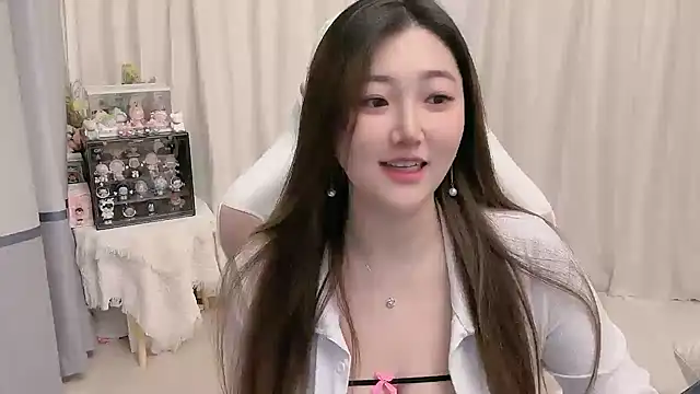 Snapshot of Stars_Elyn chatting on 12/04/24, 12:14 Stars Elyn online show from 12/04/24, 12:14