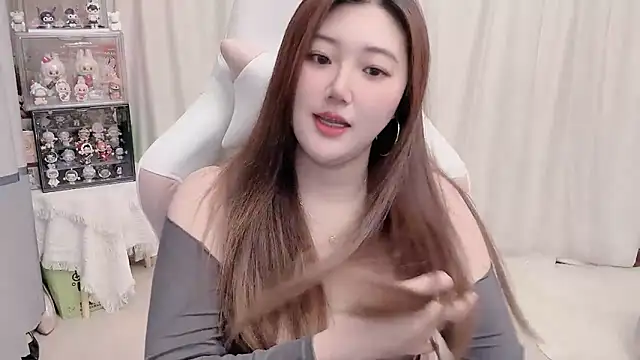 Snapshot of Stars_Elyn chatting on 03/19/25, 03:29 Stars Elyn online show from 03/19/25, 03:29