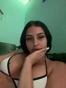 Snapshot of Hilary_pinkk chatting on 12/17/24, 10:11 Hilary pinkk online show from 12/17/24, 10:11