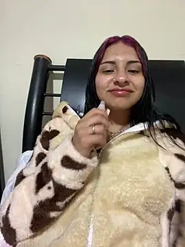 Snapshot of Hilary_pinkk chatting on 02/13/25, 02:12 Hilary pinkk online show from 02/13/25, 02:12