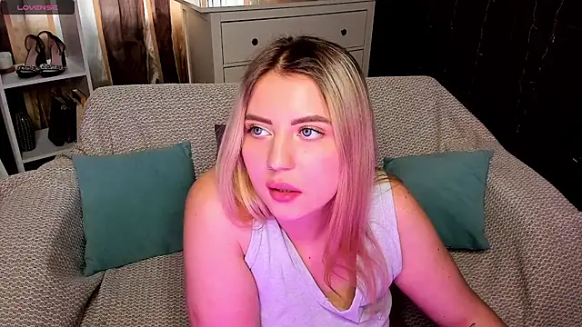 Snapshot of Ashley_Rous chatting on 01/15/25, 07:37 Ashley Rous online show from 01/15/25, 07:37