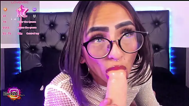 Snapshot of Skyler__blue4 chatting on 02/06/25, 10:37 Skyler blue4 online show from 02/06/25, 10:37