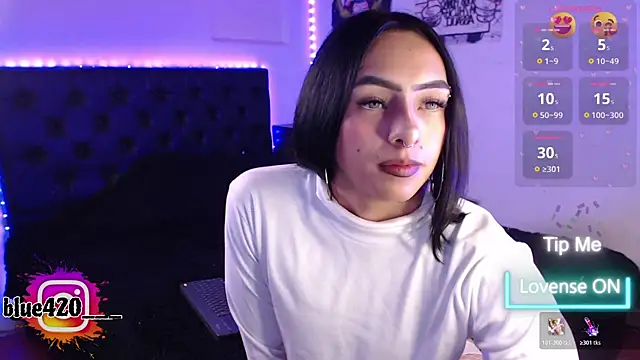 Snapshot of Skyler__blue4 chatting on 11/11/25, 10:43 Skyler blue4 online show from 11/11/25, 10:43