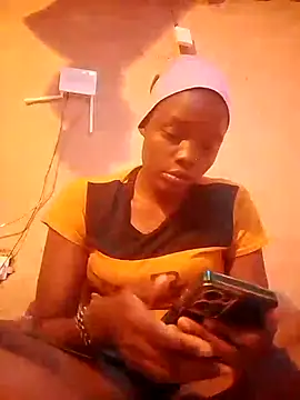 QUEEN-NAIMA online show from 09/17/25, 09:22