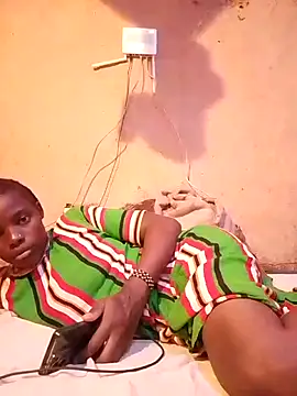 Snapshot of QUEEN-NAIMA chatting on 10/27/25, 04:00 QUEEN-NAIMA online show from 10/27/25, 04:00